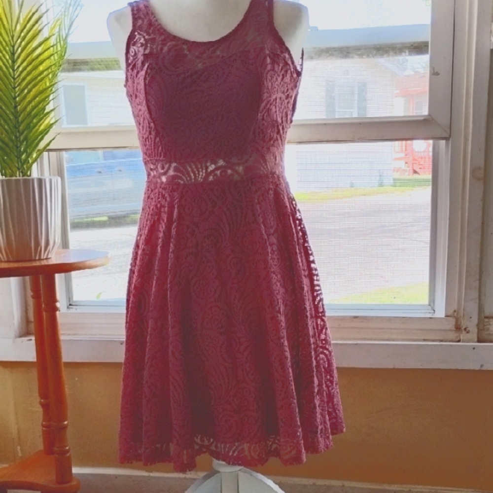 EUC WOMEN'S SLEEVELESS PEEK A BOO DRESS